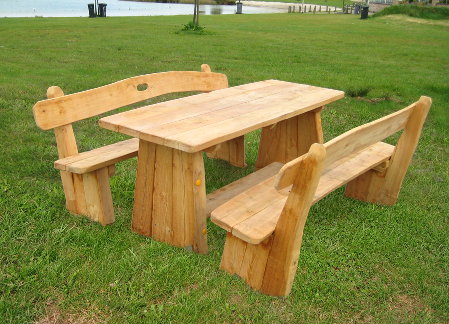 Sitzgruppe aus Robinien Holz rustikal - Ziegler Spielplätze